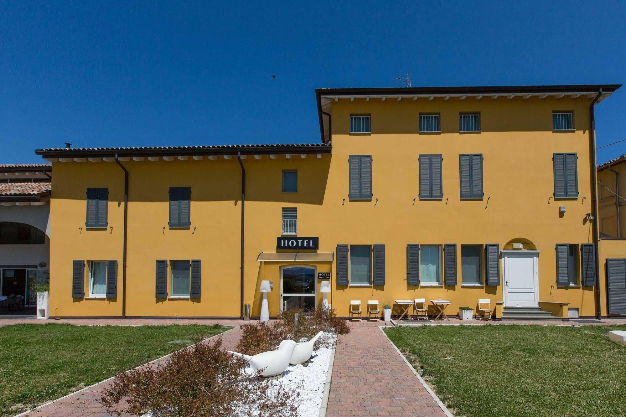 Hotel Forlanini 52 Парма Екстериор снимка