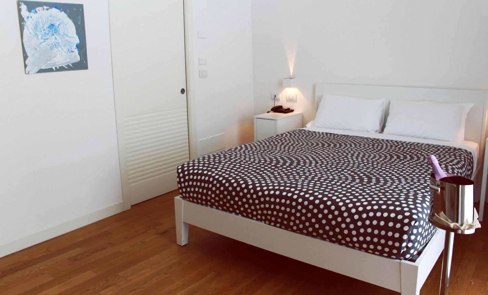 Hotel Forlanini 52 Парма Екстериор снимка