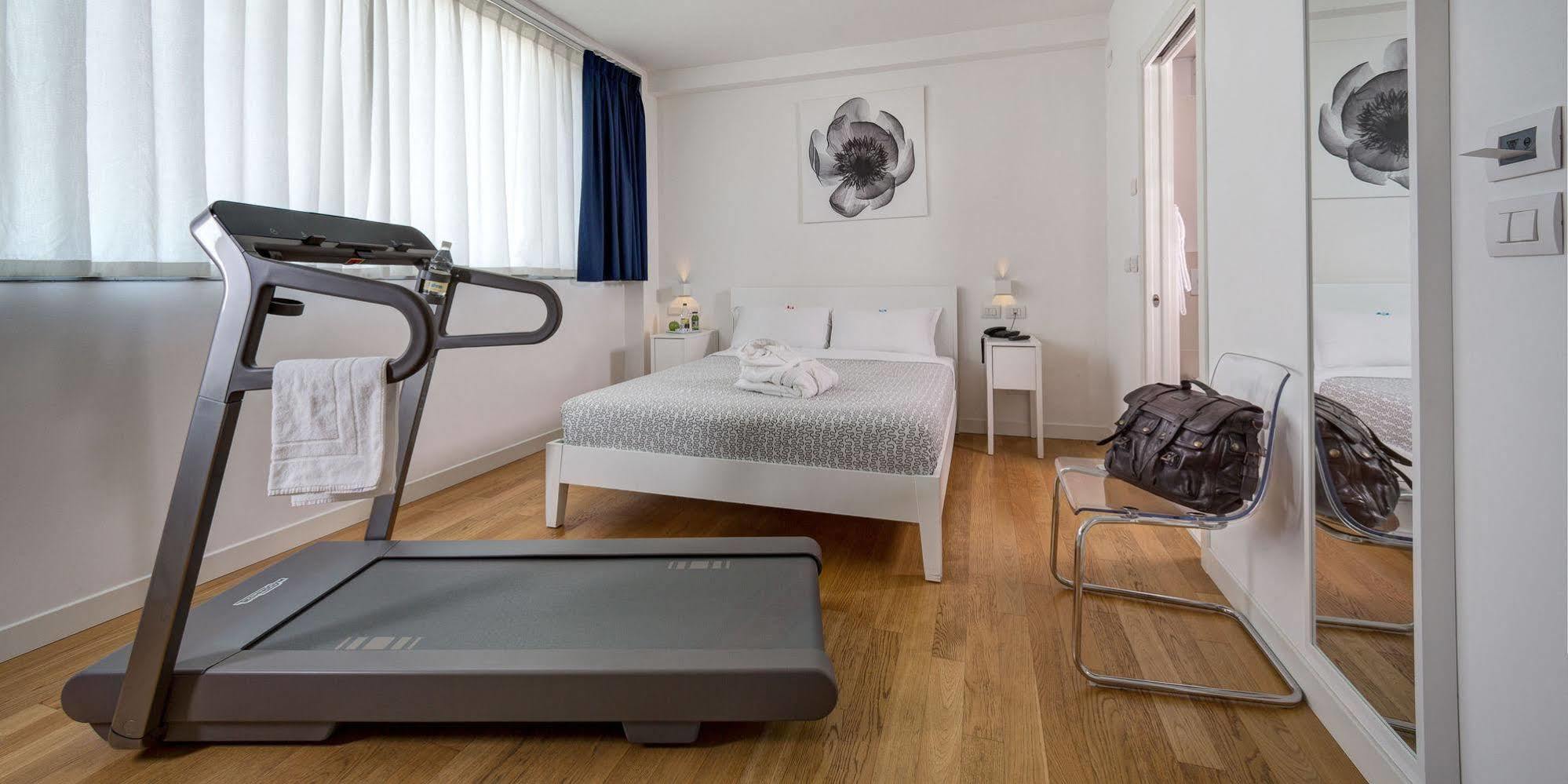 Hotel Forlanini 52 Парма Екстериор снимка